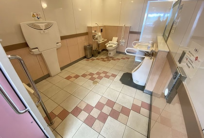 文化会館ビル1F優先トイレの全体を撮影した写真